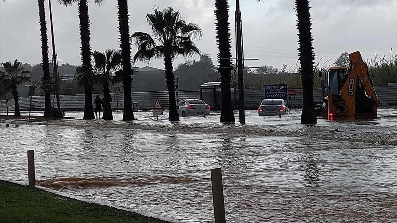 Antalya'da Şiddetli Yağış Hayatı Olumsuz Etkiledi