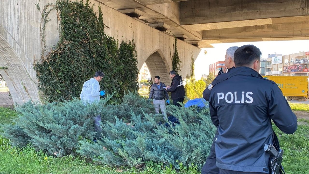 Antalya'da Üst Geçitte Battaniyeye Sarılı Ceset Bulundu