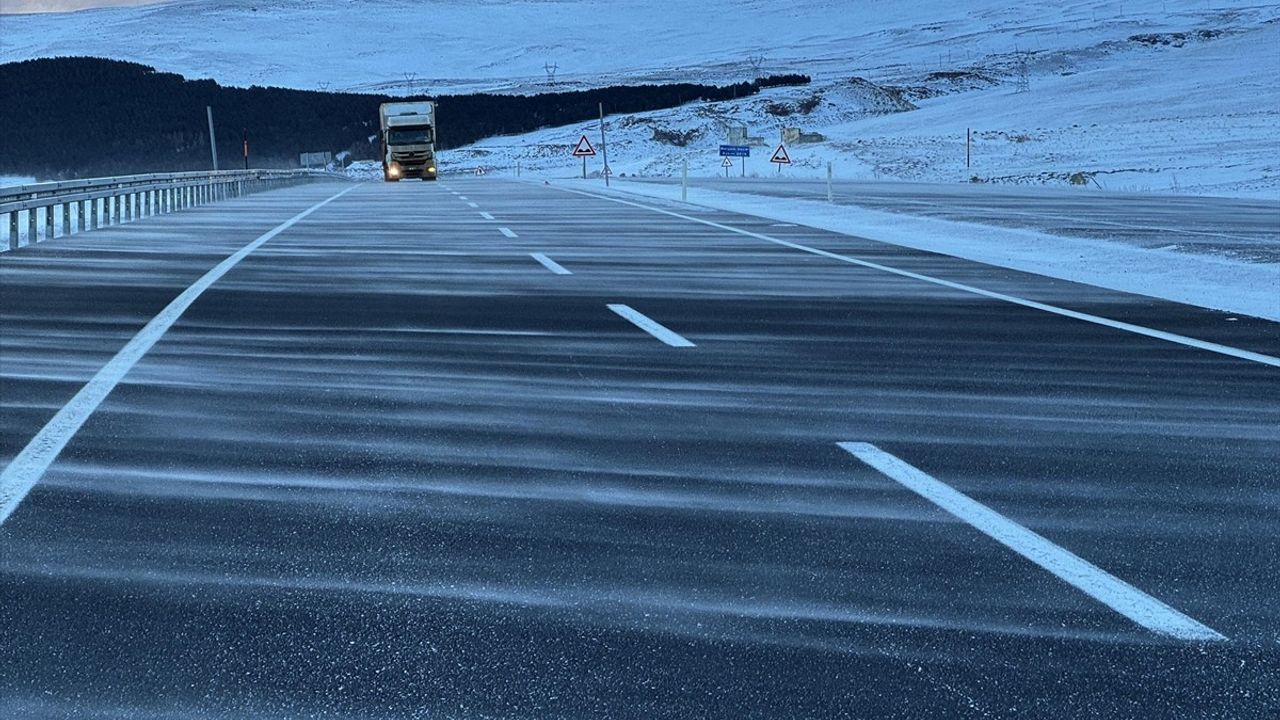 Ardahan'da Yoğun Tipi Ulaşımı Zorluyor