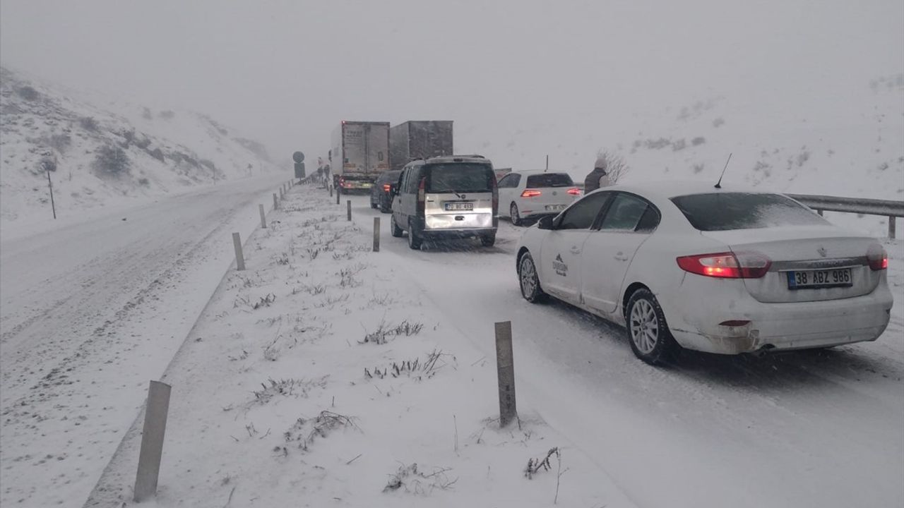 Ardahan-Şavşat Yolu Buzlanma Nedeniyle Kapalı