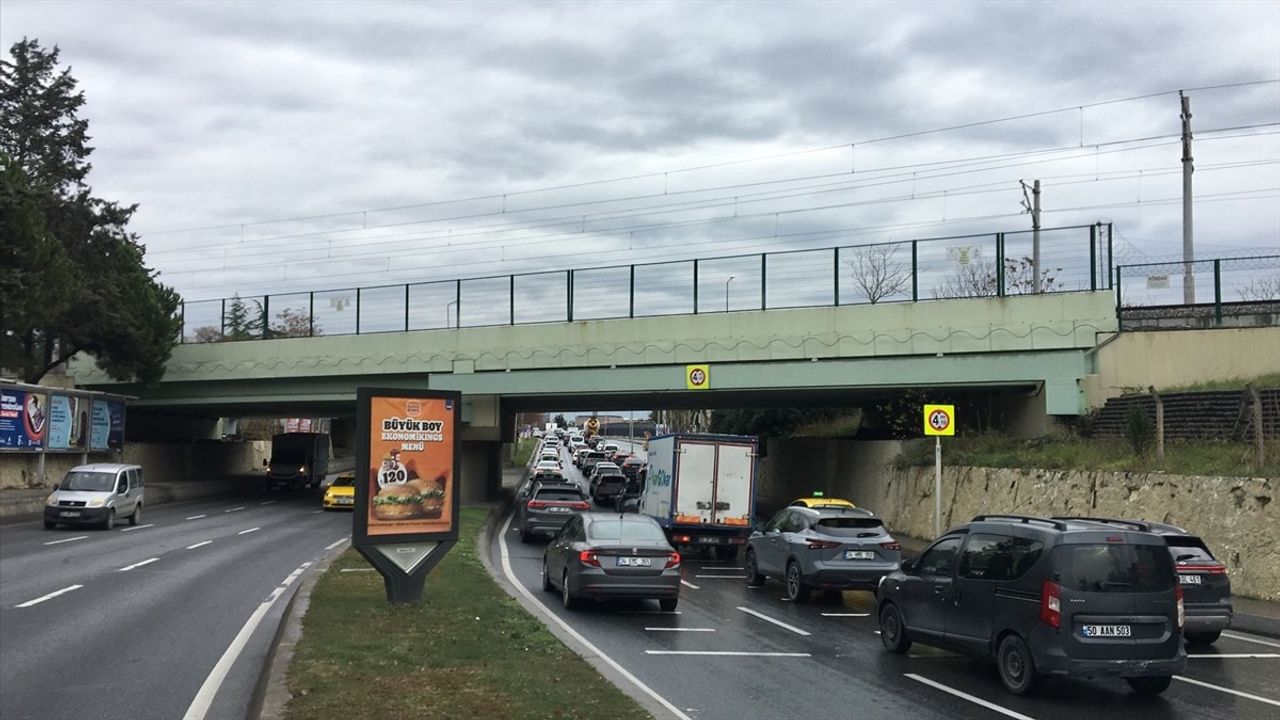 Bakırköy'deki Alt Geçitte Yol Kotunun Düşürülmesi İçin Çalışmalar Başladı