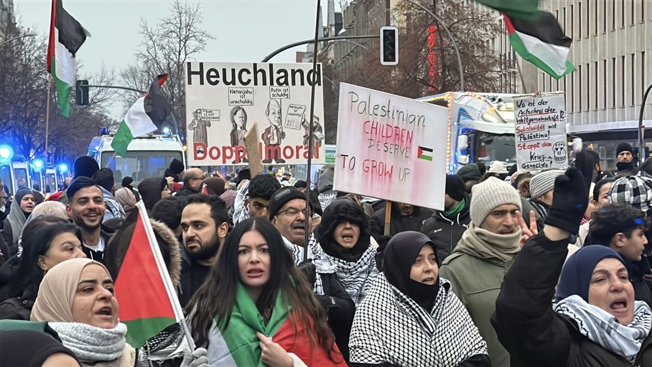 Berlin'de Filistin'e Destek Gösterisi