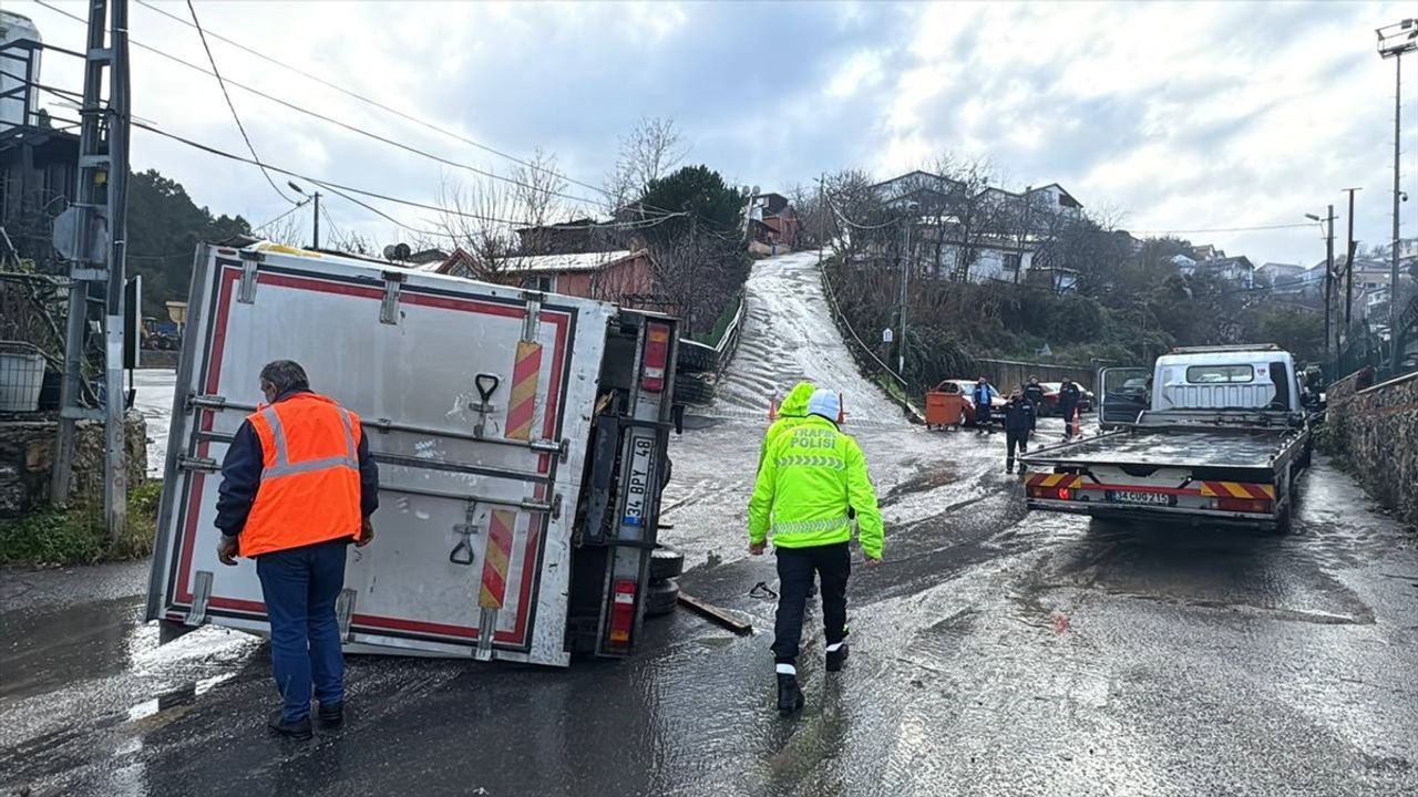 Beykoz'da Gıda Yüklü Kamyonet Devriyle İki Kişi Yaralandı