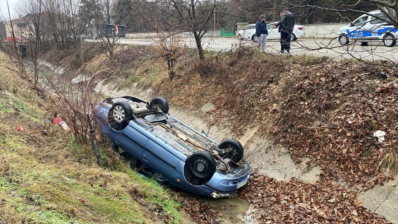 Bolu'da Su Kanalına Devrilen Araçta Yaralanma