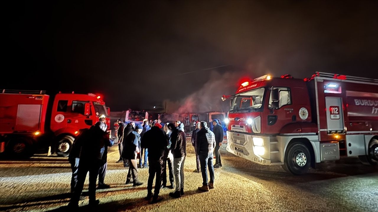 Burdur'daki Yangında 6 Özel Halk Otobüsü Zarar Gördü