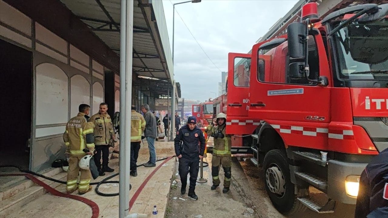 Bursa'daki Mobilya İmalathanesinde Yangın