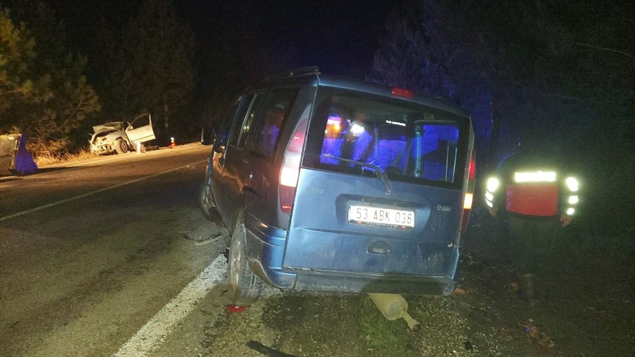 Çanakkale'de Trafik Kazası: 1 Ölü, 2 Yaralı