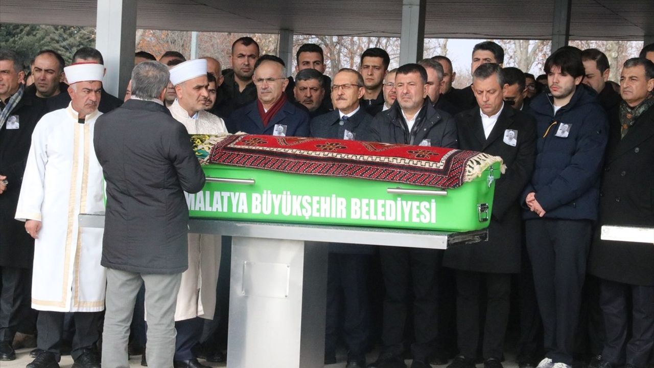 CHP Genel Başkanı Özgür Özel, Veli Ağbaba'nın Babasının Cenaze Törenine Katıldı