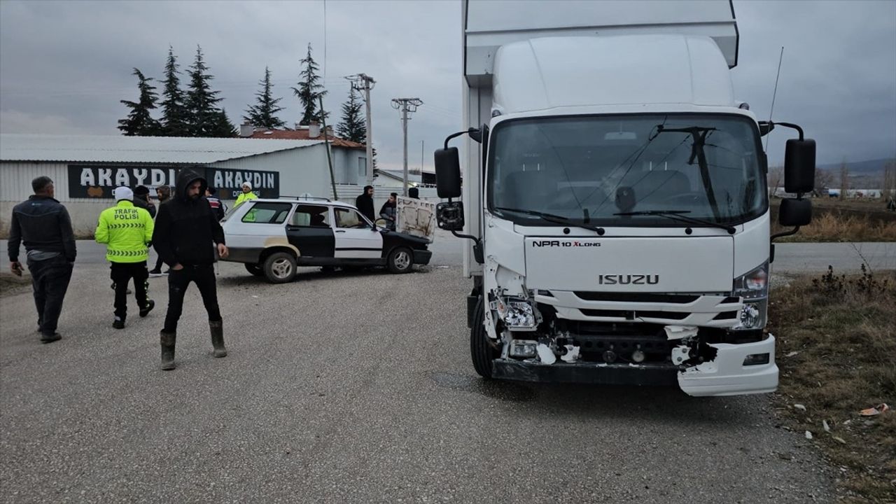 Çorum'da Kamyonla Çarpışan Otomobilde İki Yaralı