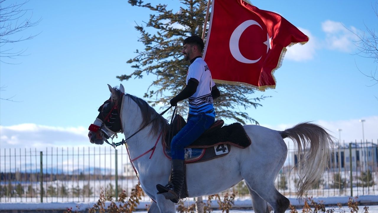 Cumhurbaşkanı Erdoğan Erzurum'da Atlı Cirit Sporcularıyla Karşıladı