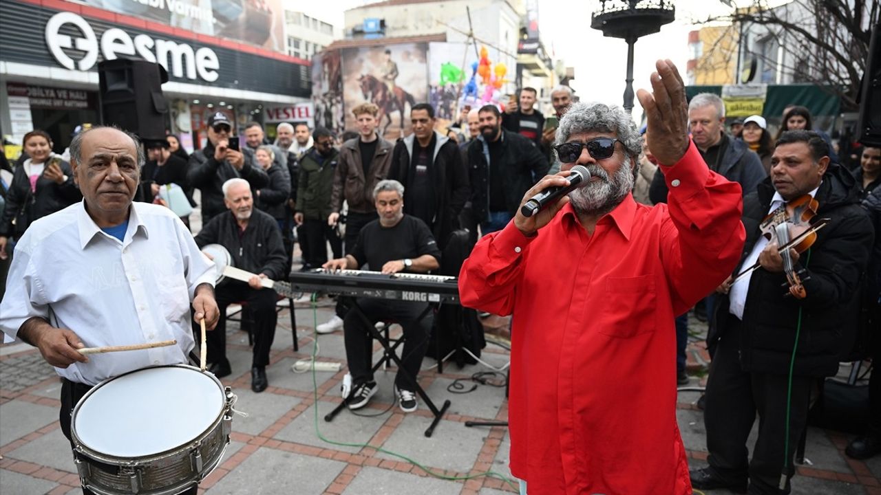 Edirne'de Roman Müzik Klip Çekimi Açık Hava Konserine Dönüştü