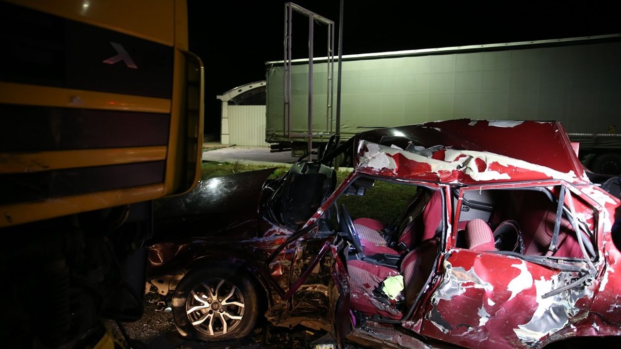 Edirne'de Tırla Çarpışan Otomobilin Sürücüsü Hayatını Kaybetti