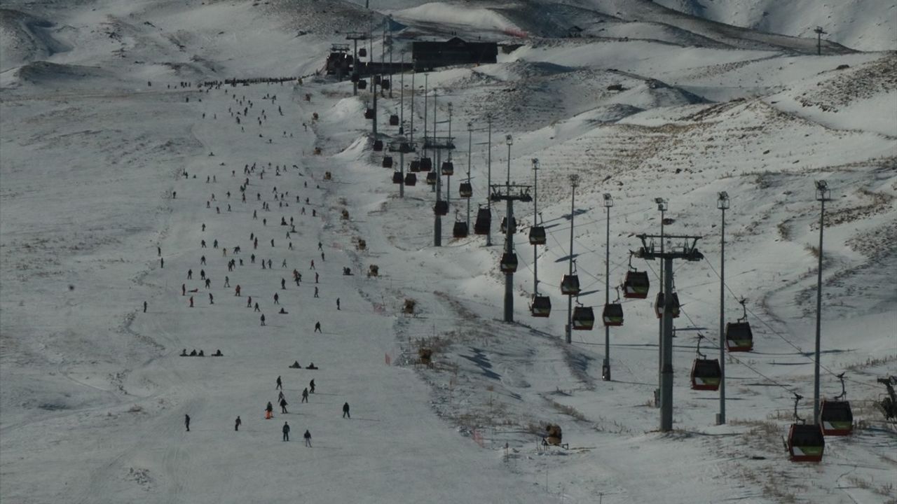 Erciyes Kayak Merkezi'nde Yılbaşı Tatili Dolu Geçiyor