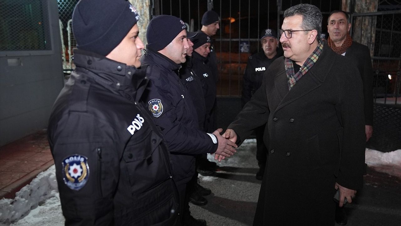 Erzurum Polisi Dondurucu Soğukta Yılbaşı Denetimlerine Devam Ediyor