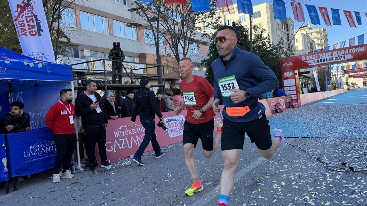 Gaziantep'te 6. Gazi Yarı Maratonu ve Halk Koşusu Gerçekleştirildi