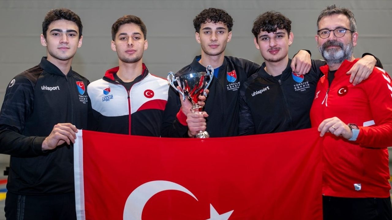 Genç Erkek Kılıç Takımı Almanya'da Bronz Madalya Kazandı