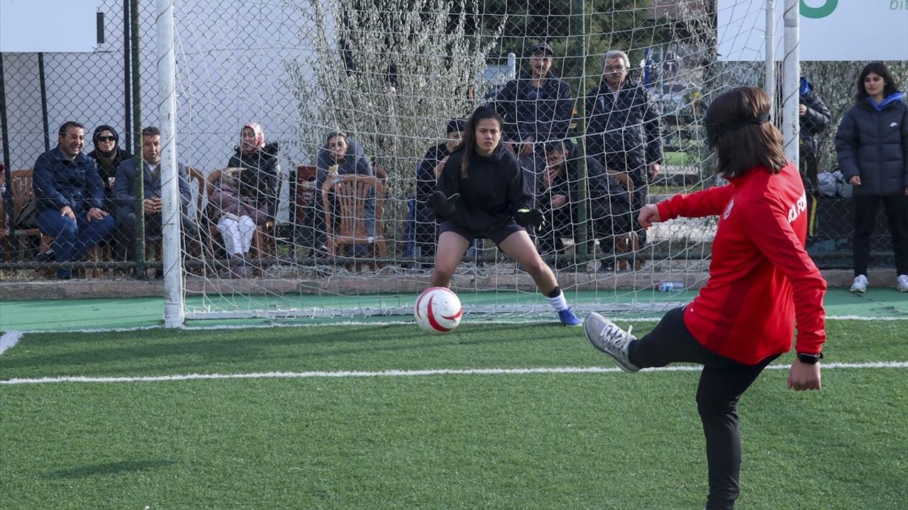 Gözleri Bağlı Kadın Futbolcular Farkındalık Maçı Yaptı