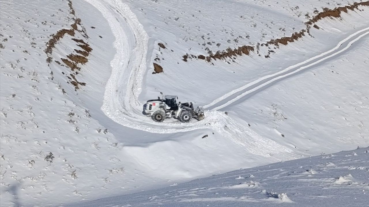 Hakkari'de Kapanan Üs Yolları İçin Karla Mücadele Çalışmaları Devam Ediyor