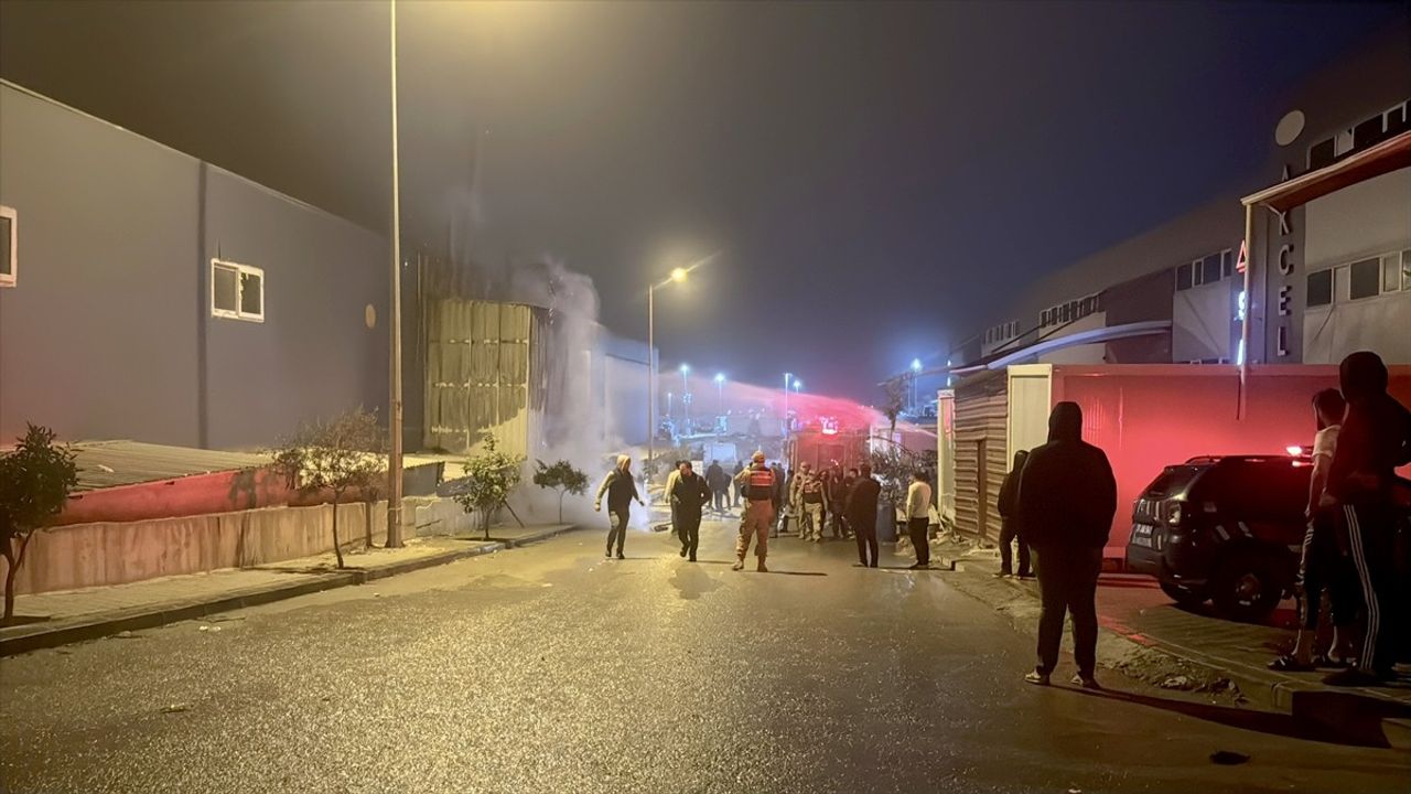 Hatay'daki Mobilya Fabrikasında Yangın Kontrol Altına Alındı