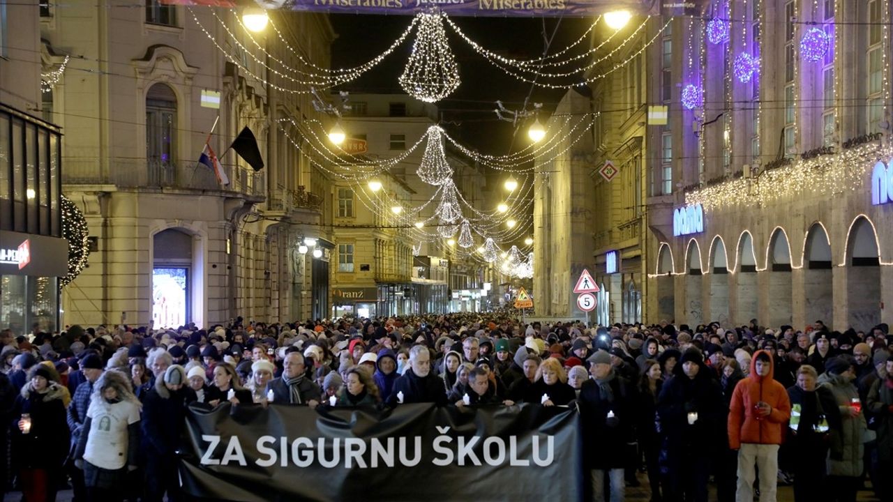 Hırvatistan'da Öğretmen Sendikalarından 'Güvenli Okul' Eylemi