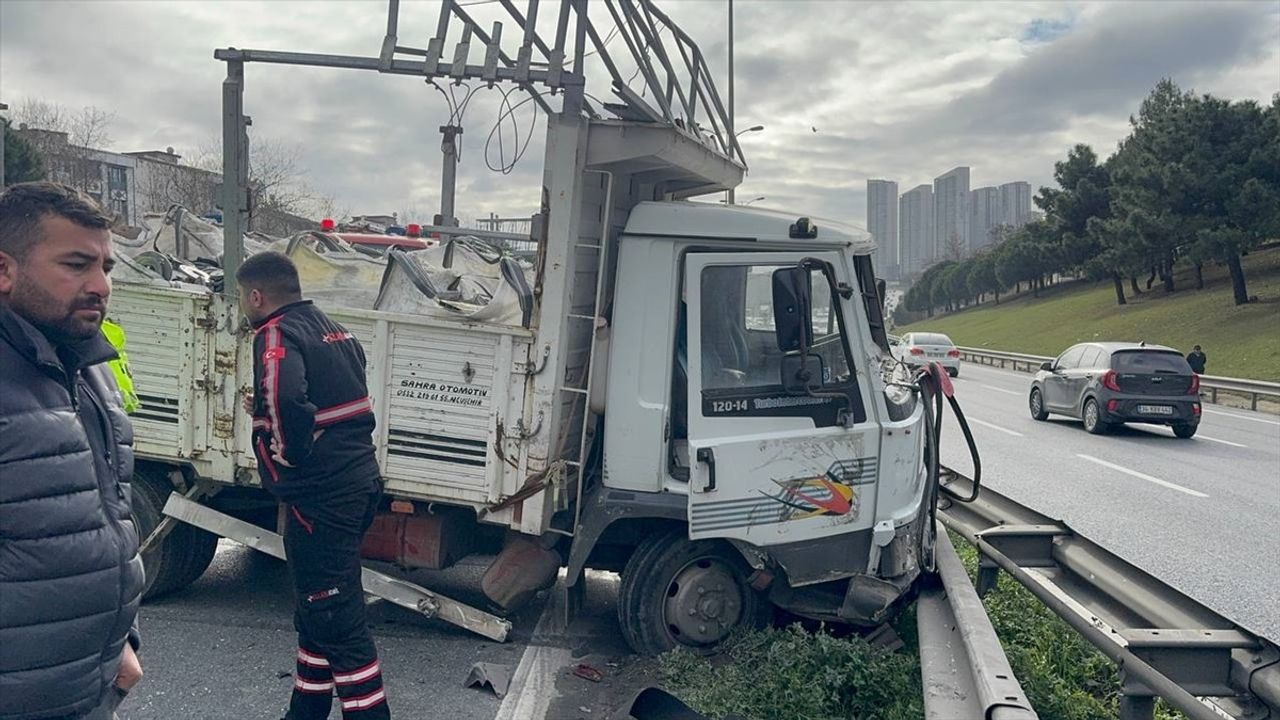 İstanbul'da Zincirleme Trafik Kazası: 4'ü Çocuk 8 Yaralı