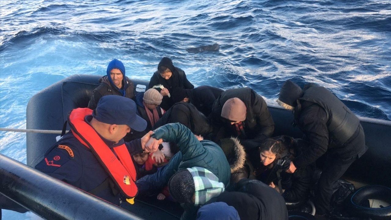 İzmir Açıklarında Düzensiz Göçmen Yakalandı