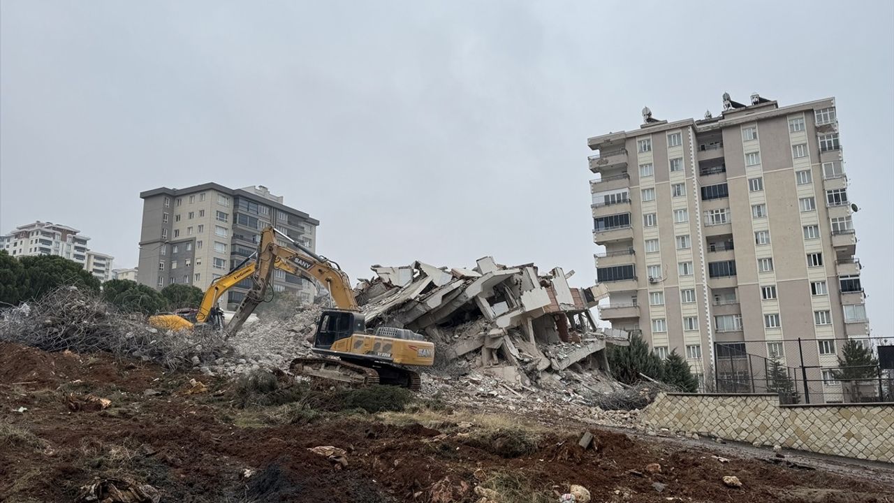 Kahramanmaraş'ta Depremzede Binaların Yıkım Süreci Devam Ediyor