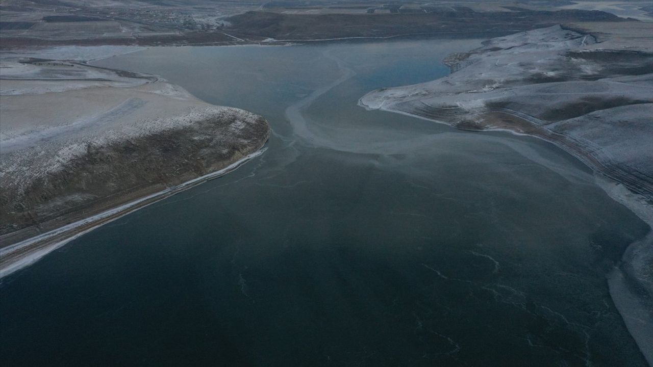 Kars Barajı Buzla Kaplandı