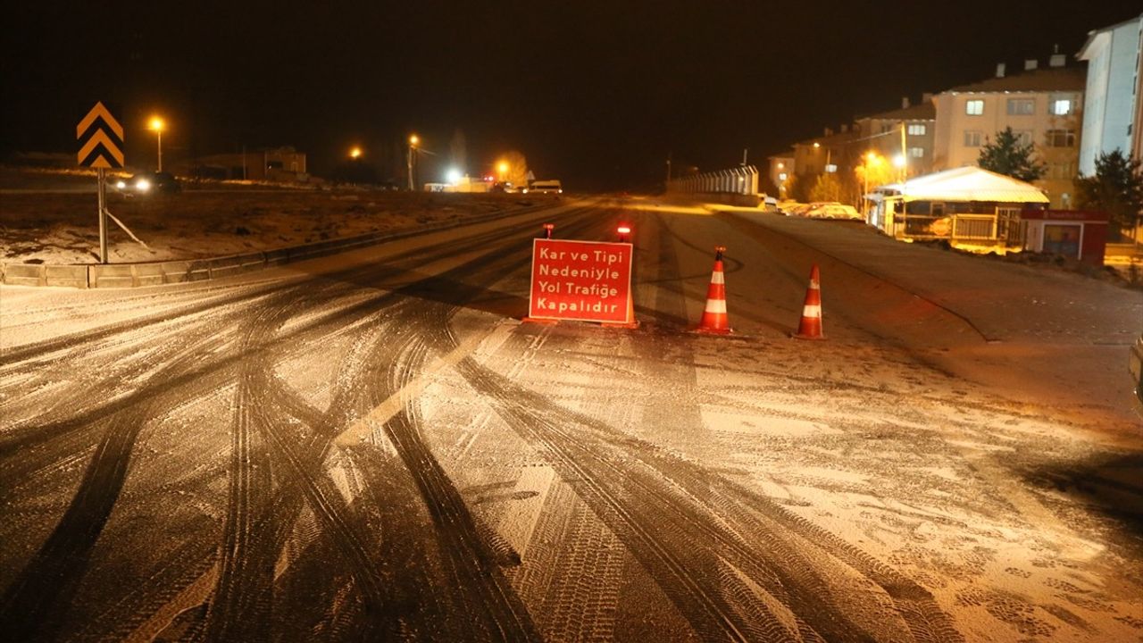 Kars-Digor Kara Yolu Ağır Araçlara Kapandı