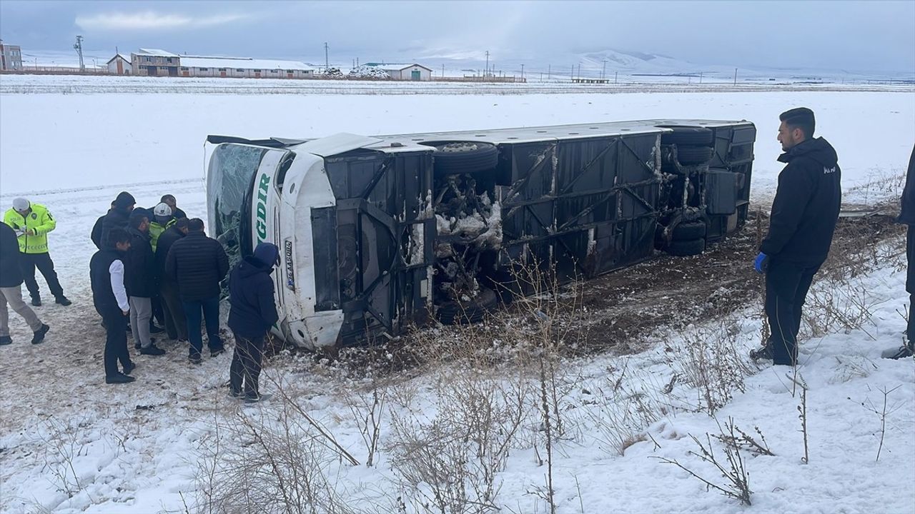 Kars'ta Yolcu Otobüsü Devrildi