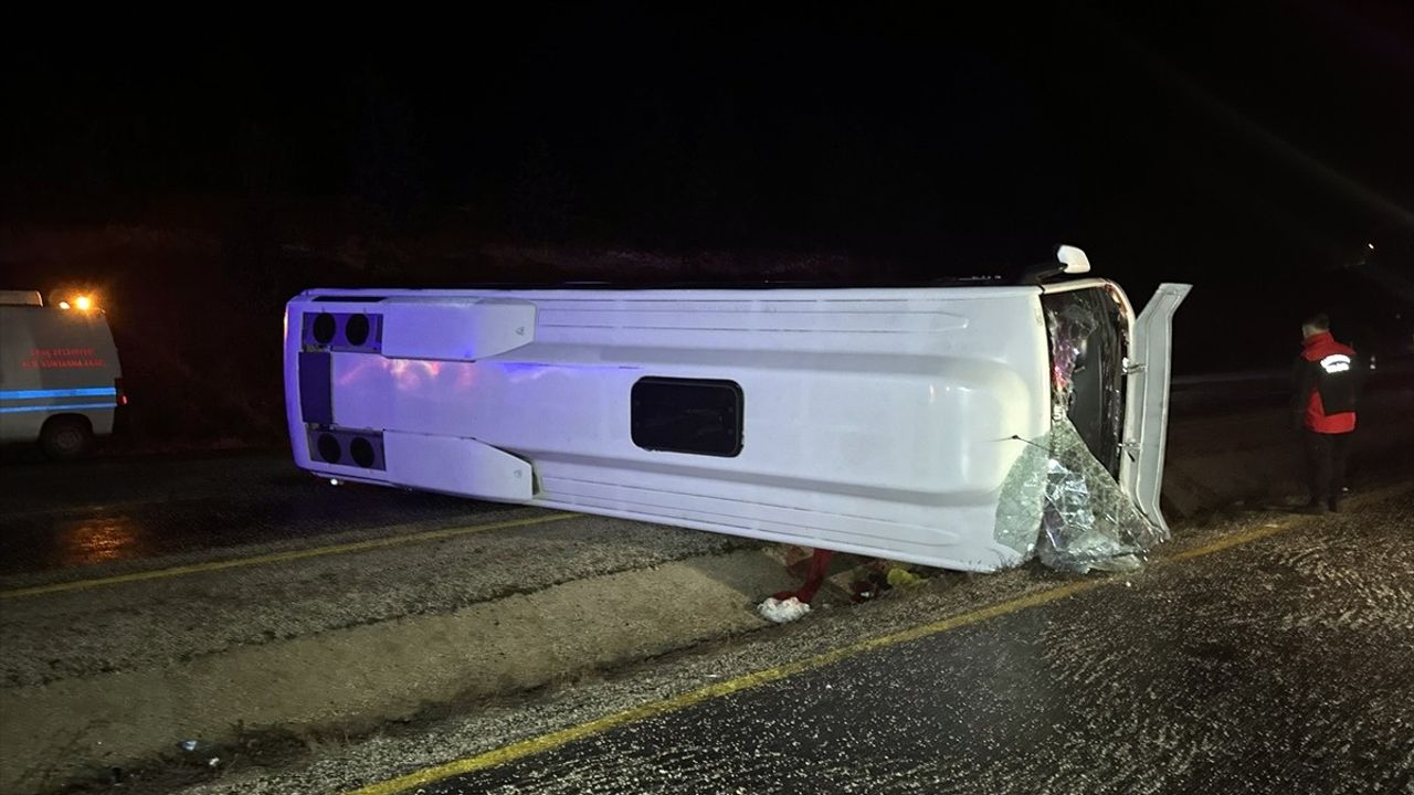 Kastamonu'da Midibüs Devrildi, 24 Kişi Yaralandı