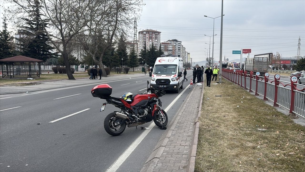 Kayseri'de Motosiklet Kazası: İki Kişi Ağır Yaralandı