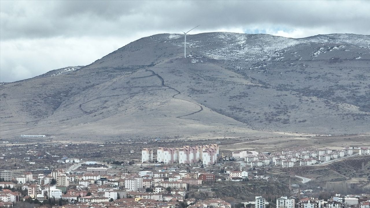 Kayseri'nin Rüzgar Enerjisi Projesinde İlk Türbin Tamamlandı