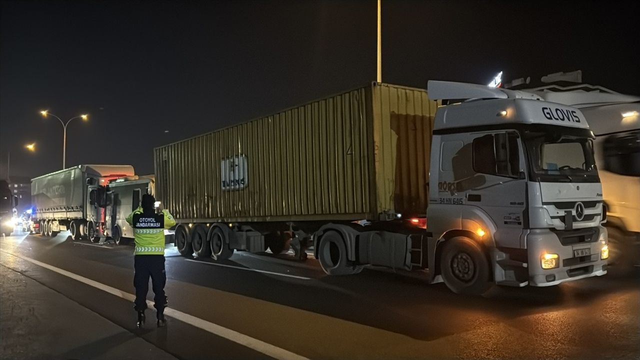 Kocaeli'de Zincirleme Trafik Kazası: 2 Yaralı