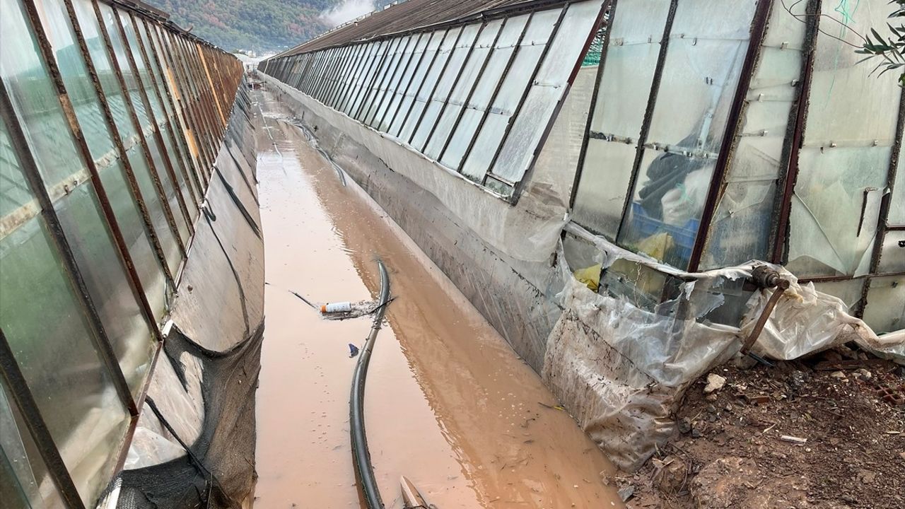 Kumluca'da Sağanak Nedeniyle Su Baskınları