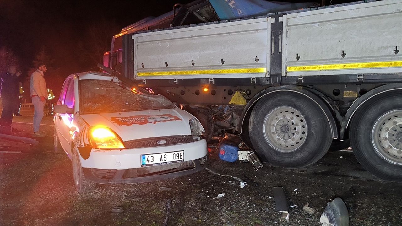 Kütahya'da Otobüs Kazası: Sürücü Yaralandı