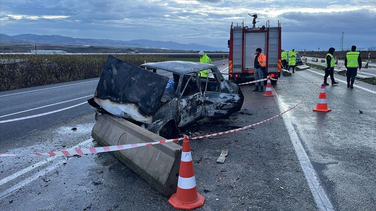 Manisa'da Feci Kaza: Bariyere Çarpan Otomobildeki Çift Hayatını Kaybetti