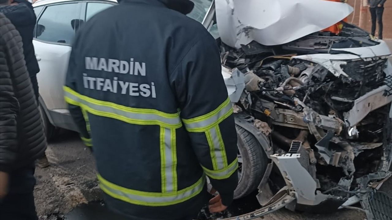 Mardin'de Öğrenci Servisi ile Cip Çarpıştı: 11 Yaralı