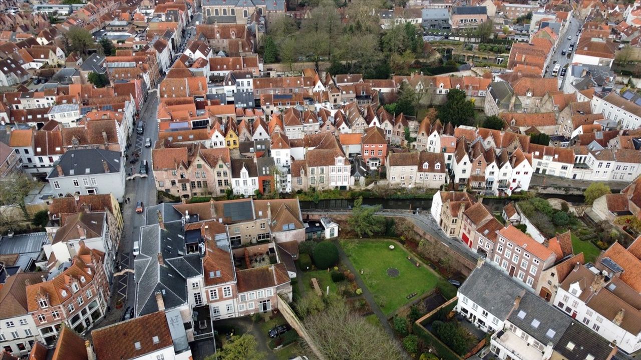 Orta Çağ'ın İzlerini Sürdüren Brugge