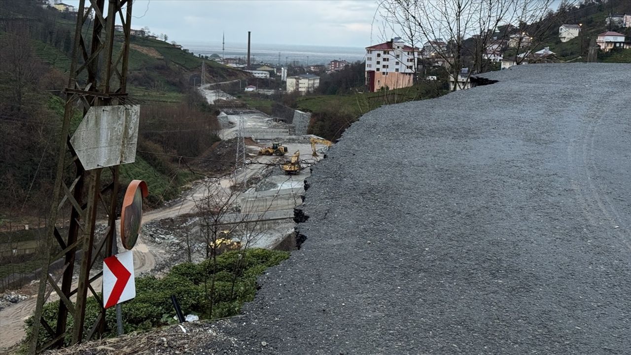 Rize'de Heyelan: Mahalle Yolu Ulaşıma Kapatıldı