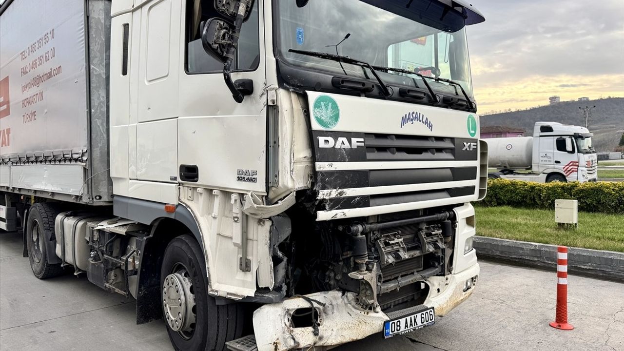 Samsun'da Ambulans ile Tırın Çarpıştığı Kaza Güvenlik Kamerasına Yansıdı