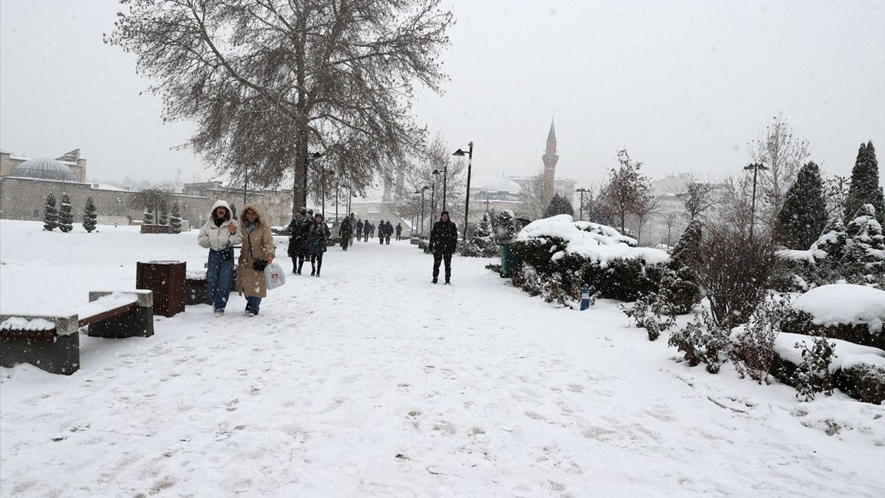 Sivas'ta Kar Yağışı Şehri Beyaza Bürüdü