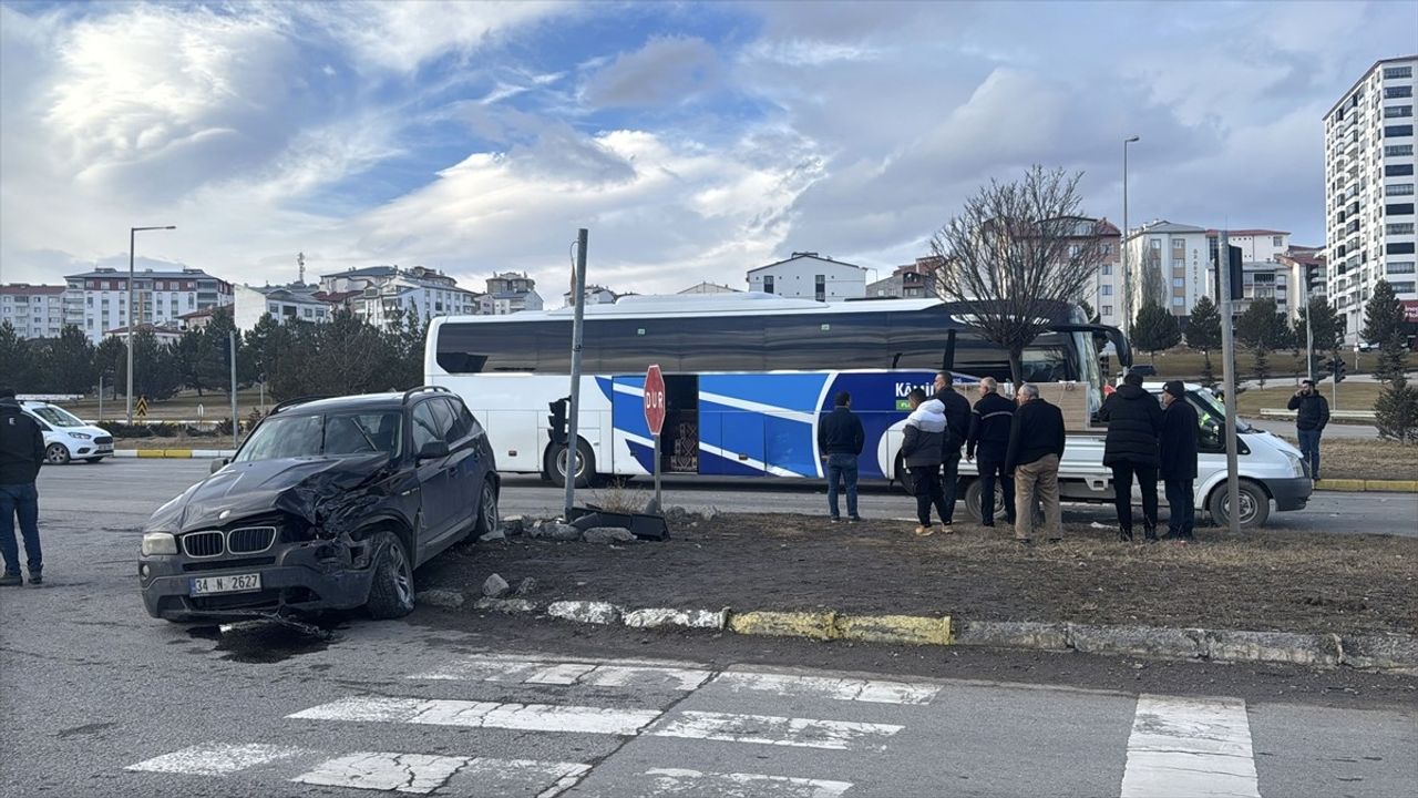 Sivas’ta Yolcu Otobüsü ile Cip Çarpıştı: 3 Yaralı