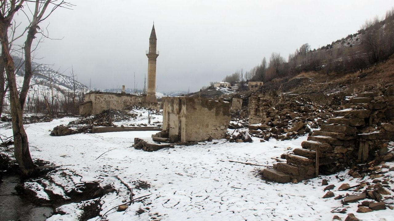 Sivas'taki Baraj Altında Kalan Köy Karla Kaplandı