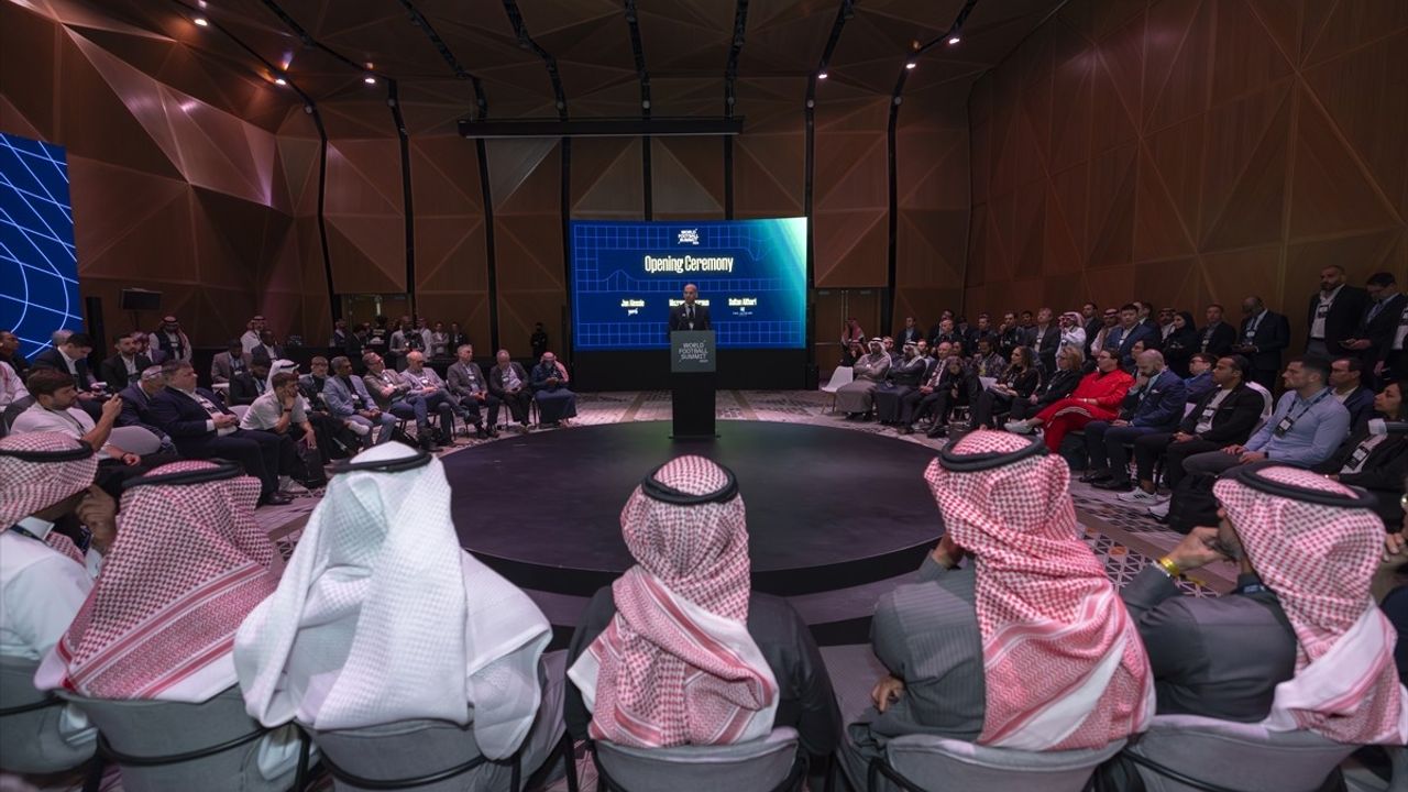 Suudi Arabistan'da Dünya Futbol Zirvesi Başladı