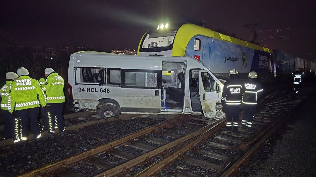 Tekirdağ'da Tren Servis Minibüsüne Çarptı: 4 Yaralı