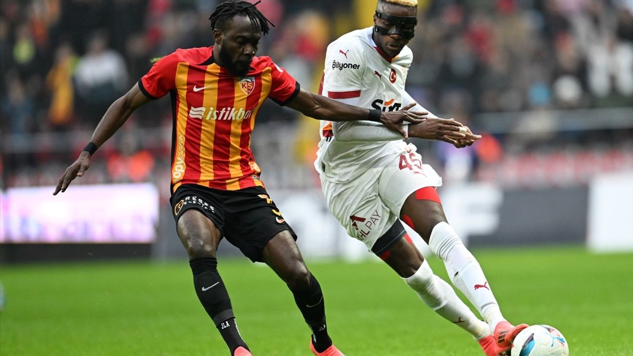 Trendyol Süper Lig: Bellona Kayserispor 1-2 Galatasaray (İlk yarı)