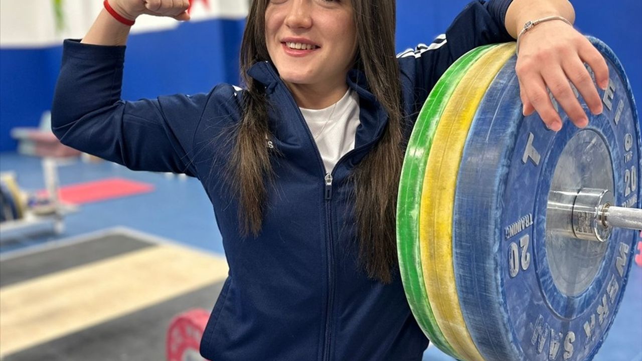 Türkiye Milli Halter Takımı Bahreyn'de Madalya Peşinde