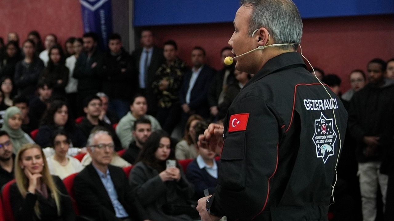 Türkiye'nin İlk Astronautu Alper Gezeravcı, Öğrencilerle Bir Araya Geldi