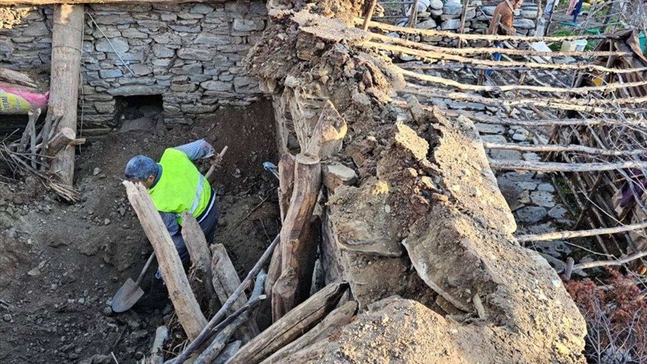 Uşak'ta Ağıldaki Çatı Çöktü: 3 Koyun Hayatını Kaybetti